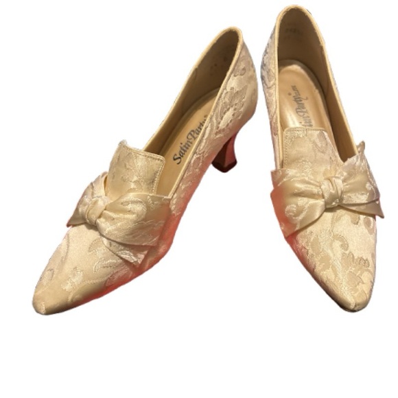 Vintage Cream Satin, Lace & Bow Exquisite Pumps - Picture 4 of 11